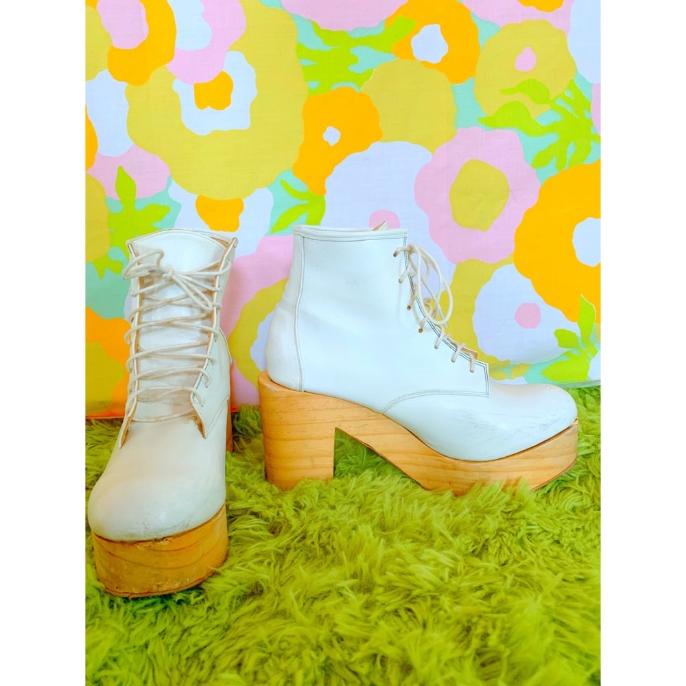 Deandri White Lace Up Platform Boots Size 7.5